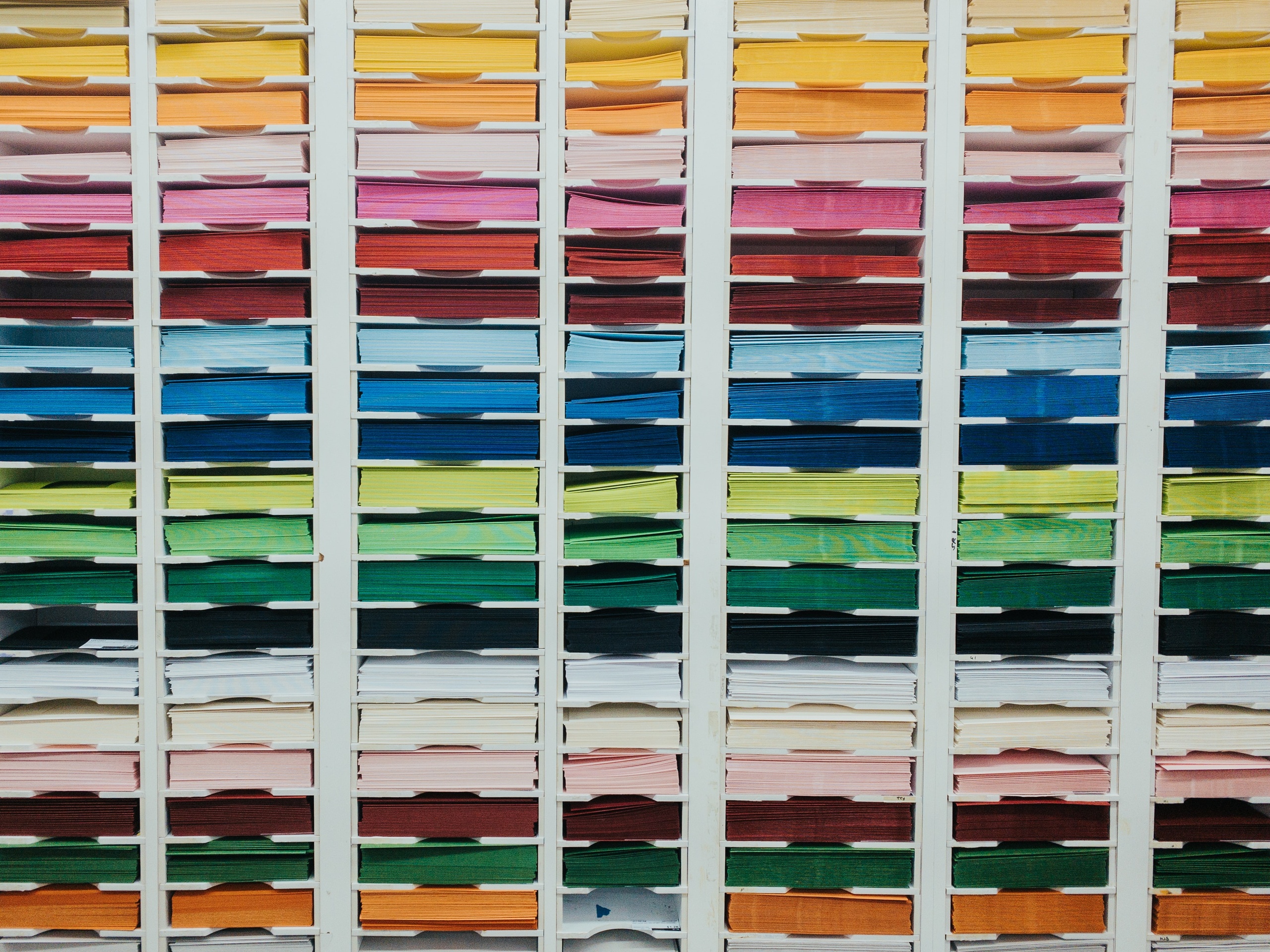 Papier in Regal nach Farben geordnet